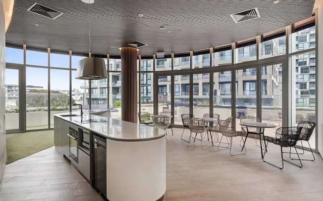 Gorgeous High-rise Unit With Sky Bar, Pool and Gym