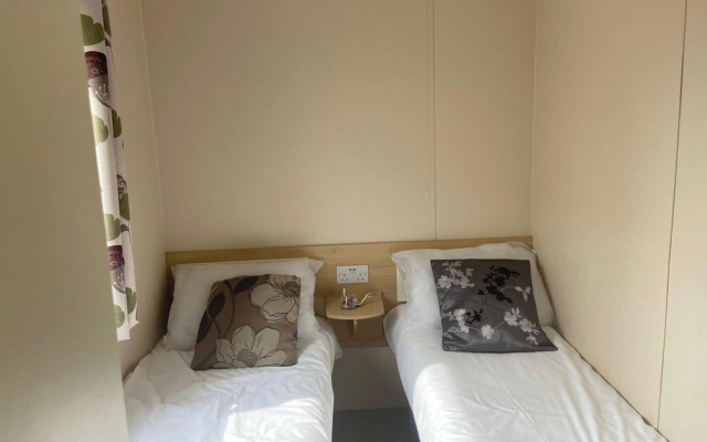 Cabin - Sleeps 6 - Beach 10 Minutes Drive
