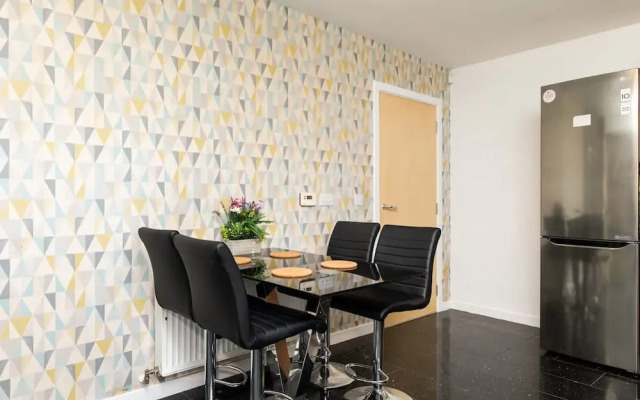 3 Bedroom House - Free Parking