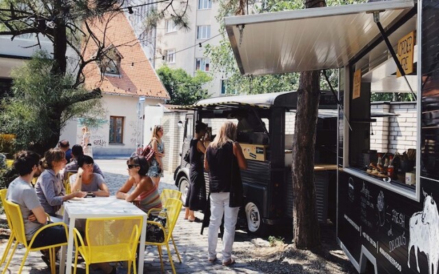 Street food Possonium Apartments