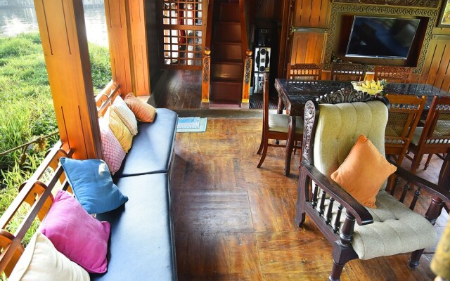 Premium Luxury Houseboat