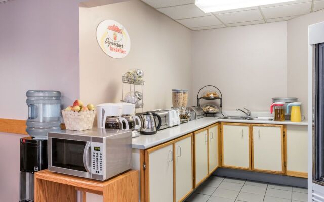 Super 8 Mt Hope Hamilton Intl Arpt On