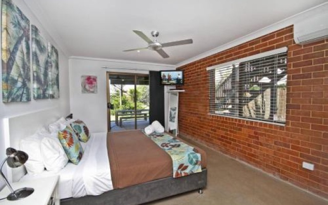 Red Door Beach House - Marcoola Beach - PET FRIENDLY, FOXTEL, WIFI, 500 BOND, Linen Supplied – Guest Rooms – Marcoola