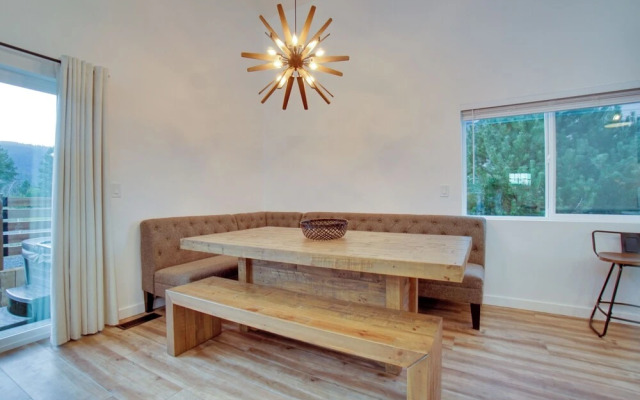 Modern Donnelly Cabin w/ Private Hot Tub