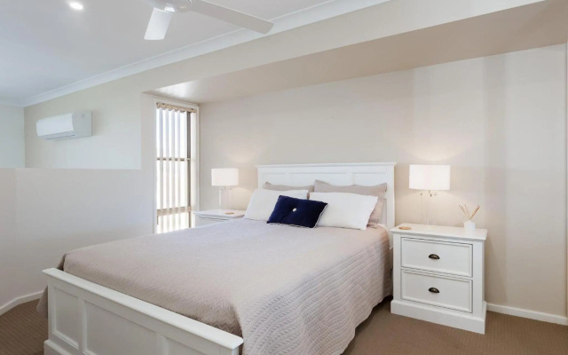'Walk on Birubi', 1/40 Ocean Ave - Pet Friendly, WIFI, Boat Parking & Water Views – Guest Rooms – Anna Bay