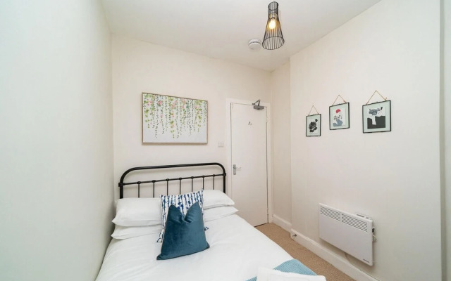 The Jam - Cunningly Good Cunningham Street Apartment