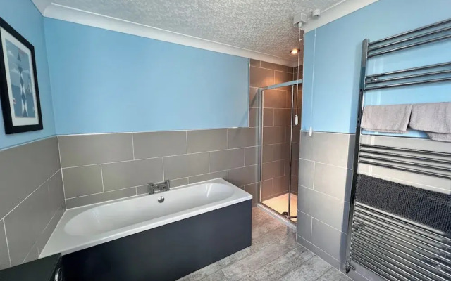 4 Bedroom Detached Farmhouse Mountain Views