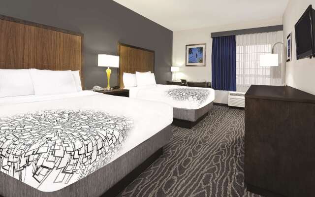 La Quinta Inn & Suites by Wyndham Mercedes Outlet Mall