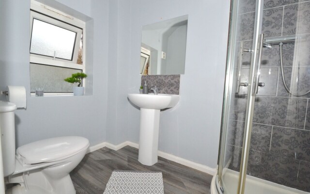 Charming 5-bed House in City Center and Car Park