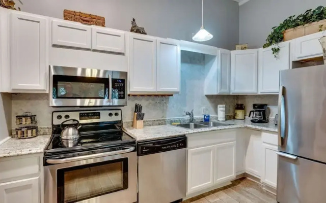 Comfortable Escape 2BR Historic Downtown