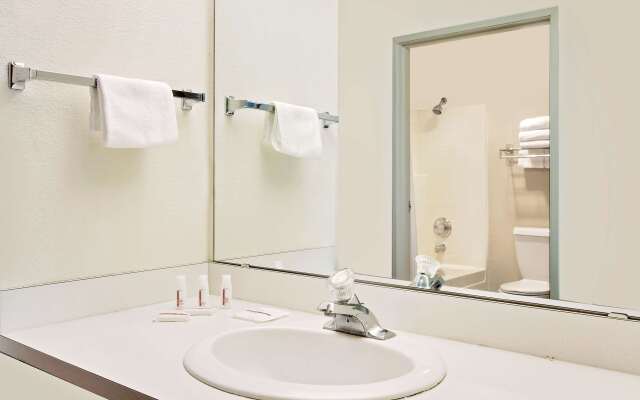 Super 8 by Wyndham Battle Mountain