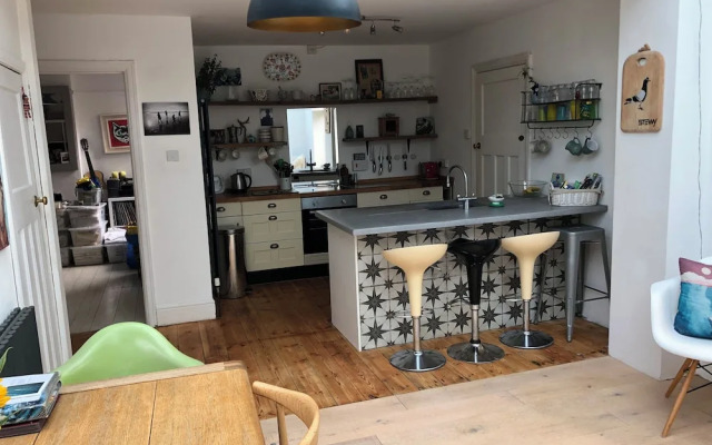 Sunnyview 5-bed House in Kingsbridge With Parking