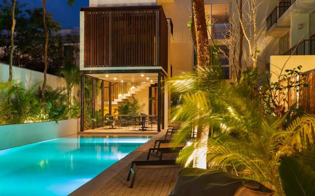 Studio wterrace, hammock, and pool access