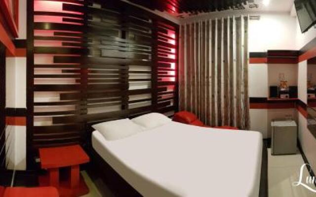 Hostal Lunarossa Suites