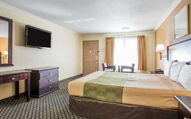 Econo Lodge Near Lax