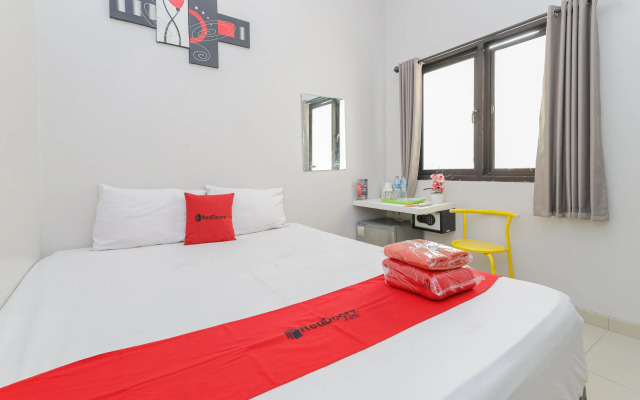 RedDoorz Plus @ K23 Rungkut Madya