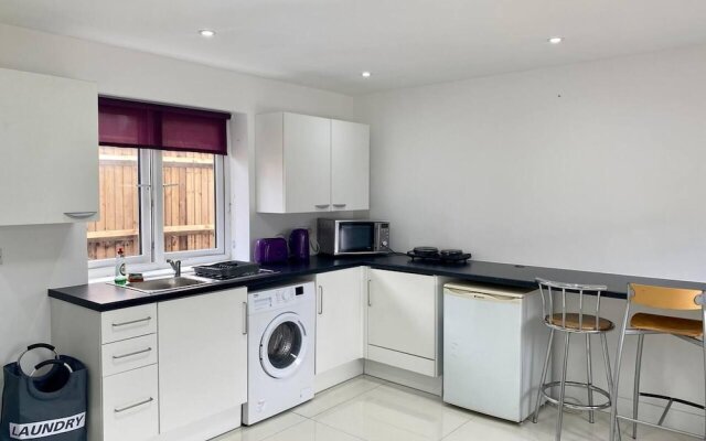 Separate One Bedroom Large Apartment in Slough