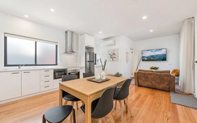 Gorgeous 3-bed House With Spacious Shared Backyard