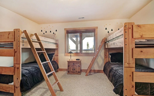 Stunning Mountain Getaway! Sleeps 10!