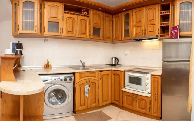 Convenient 1-Bedroom Flat next to Harmanite Beach