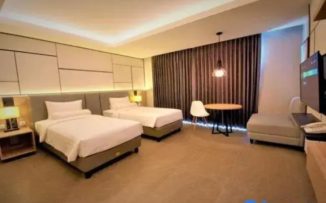 Front One Premier King Hotel