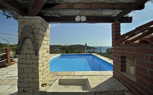 Toni - With Pool and View - A3