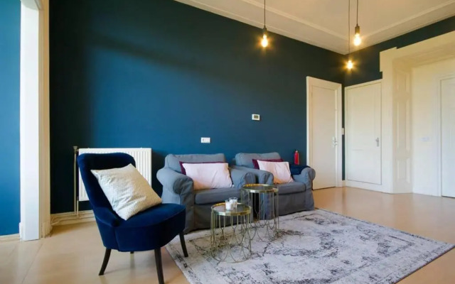 2 Bedroom 2 Bathroom Canal Apartment