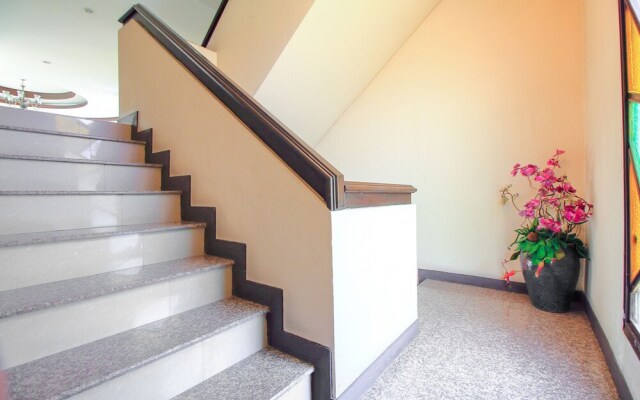 White Inn Hotel by OYO Rooms