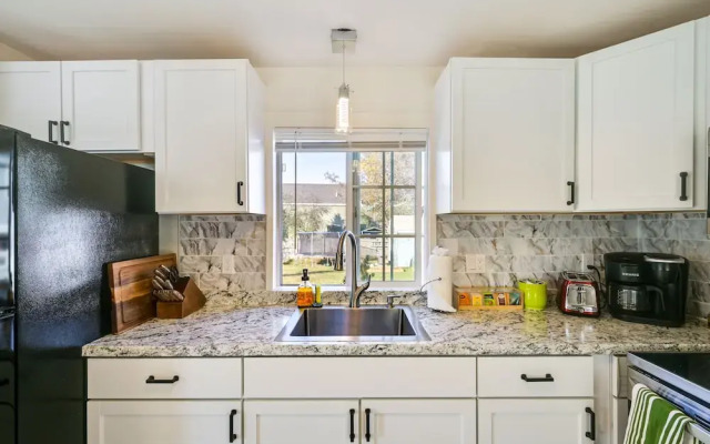 1 Mi to Downtown Salem: Studio w/ Fire Pit Access