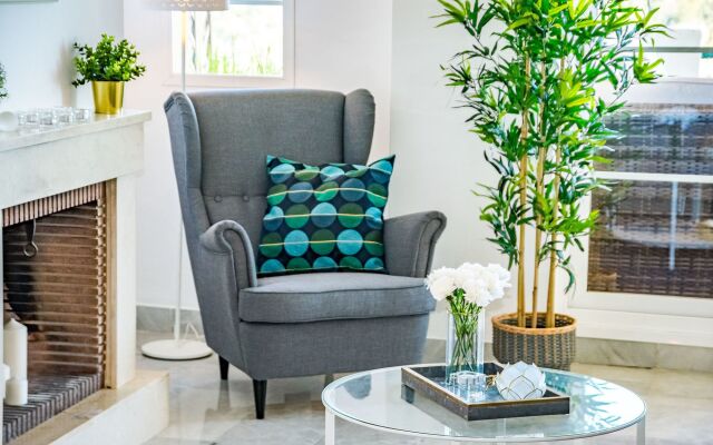 SAT1-walking distance to Puerto Banus