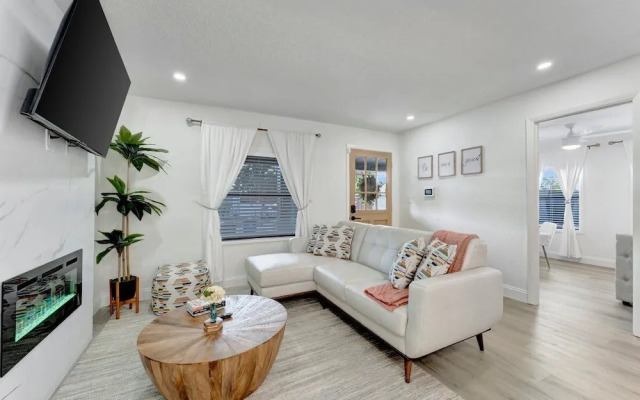 St. Pete Family Bungalow & Private Oasis