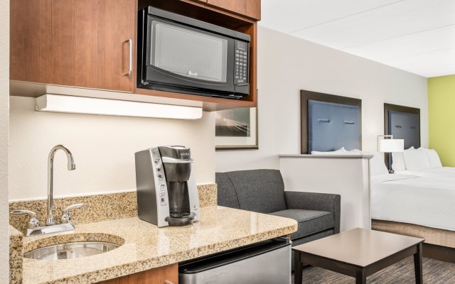 Holiday Inn Express & Suites Wilmington-Newark