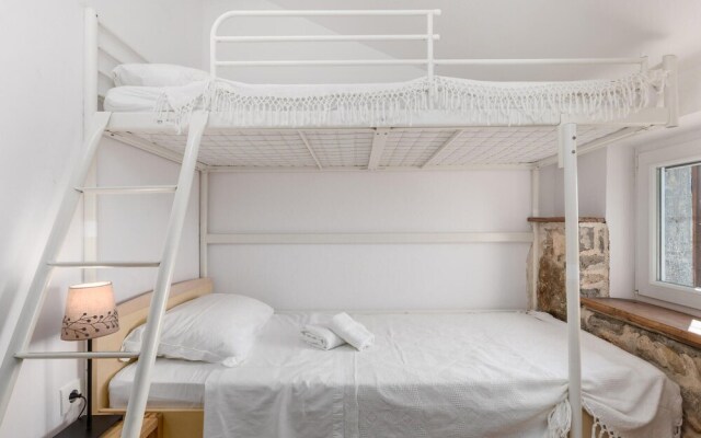 Beautiful Home in Brzac With Wifi and 2 Bedrooms