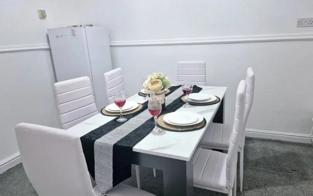 2-bed - Sleeps 6 - Free Parking