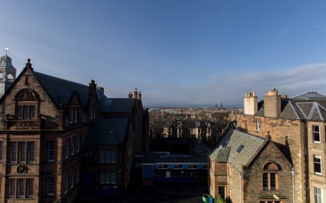 Spacious 1BR Flat With View in Edinburgh -sleeps 4