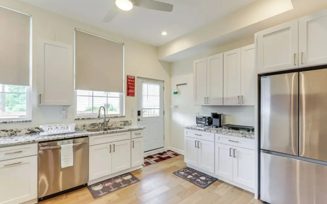 Modern Pittsburgh Home w/ Rooftop Deck & Backyard