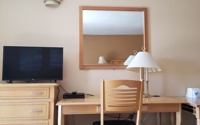 Twin Pine Inn & Suites
