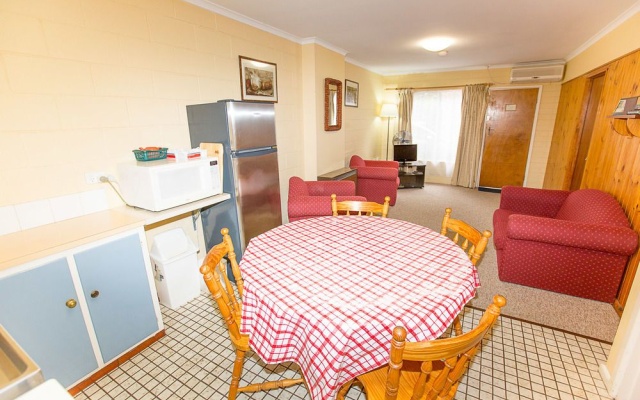 Carawatha Gardens – Guest Rooms – Bright