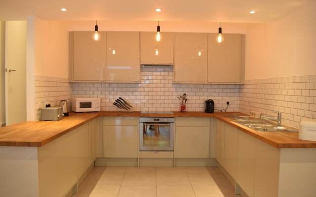 Spacious 2 Bedroom Apartment in South London