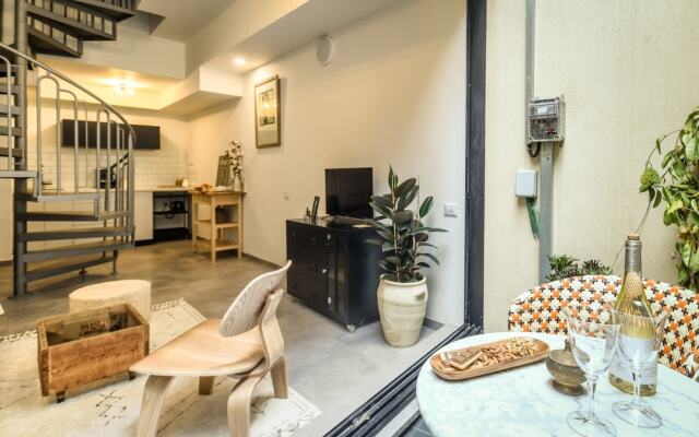 1BR duplex Apt with private Balcony