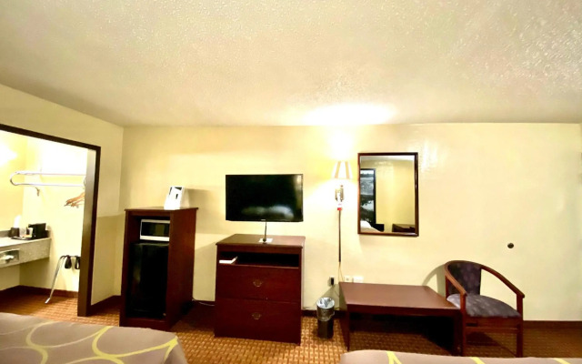 Super 8 by Wyndham Shawnee