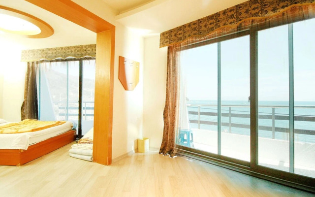 Geojedo Hakdong Queen Cruise Hotel