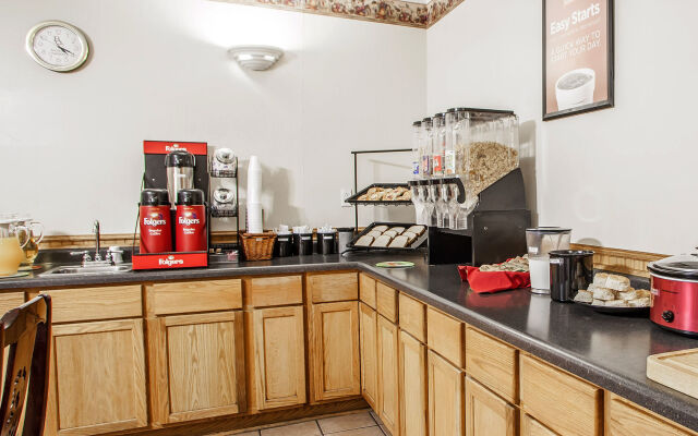 Econo Lodge Inn & Suites Newton