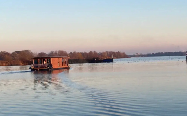 Cozy Lodge Retreat Close to Amsterdam on the Vecht