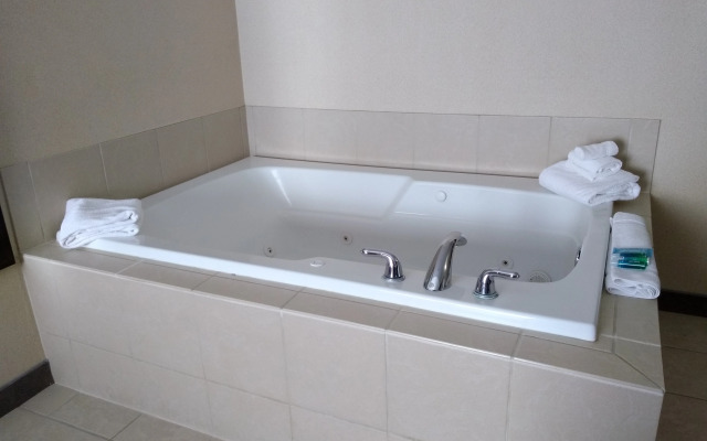 Holiday Inn Express & Suites Waterford