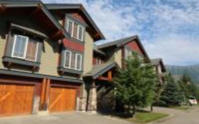 Pinnacle Ridge Chalets by Fernie Lodging