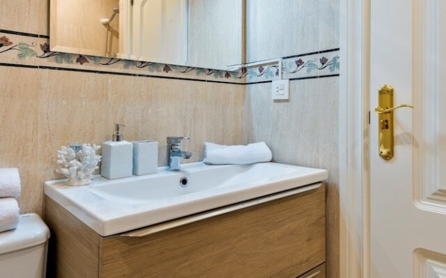 Charming Apartment Suited for Couples. Reyes Catolicos