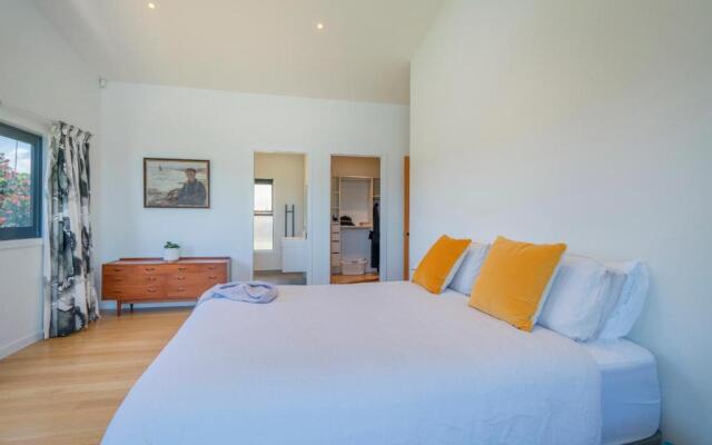 Hosts on the Coast Ātaahua.