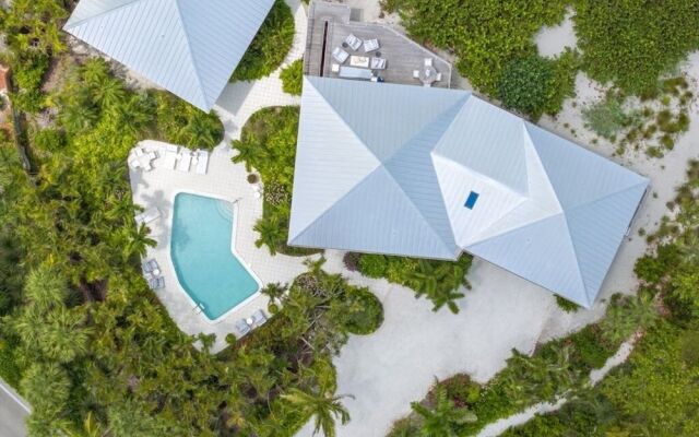 Arcadia-stunning Gulf Front Beauty! 4 Bedroom Home by RedAwning