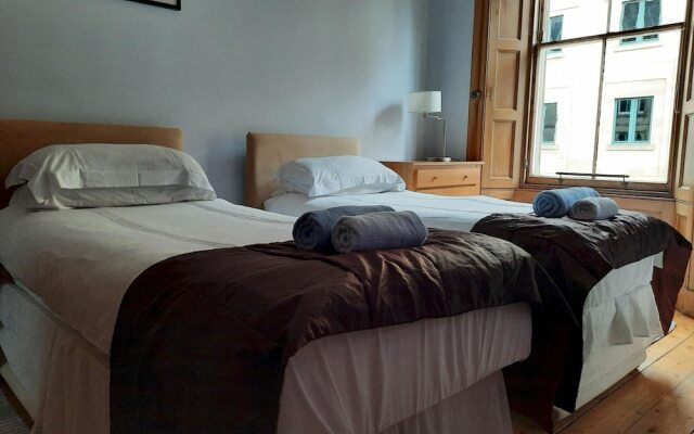 297 Charming Spacious 2 Bedroom Apartment in the Centre of Edinburgh s Old Town